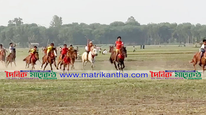 পাংশার পেপুলবাড়িয়ার মাঠে শতবর্ষের ঐতিহ্য ঘোড়দৌড় দেখতে মানুষের ঢল